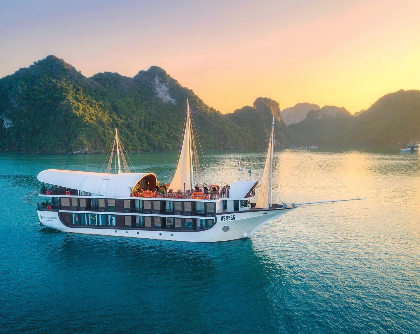 DU THUYEN VINH HA LONG